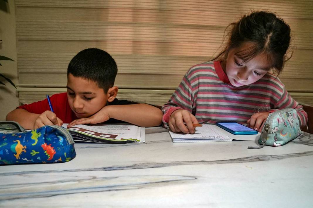 Çocuklarına hem baba, hem anne oldu: Duygulandıran videonun ardından dram çıktı! Evde yemek yapan baba beğeni topladı 1